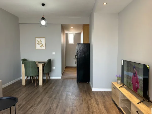 Tirane, jepet me qera apartament 1+1 Kati 5, 60 m² 650 € (PAZARI I RI)