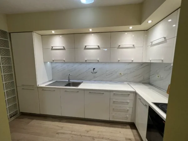 Tirane, jepet me qera apartament 3+1 Kati 2, 120 m² 600 € (LAPRAKE)