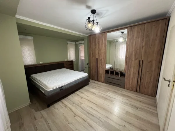 Tirane, jepet me qera apartament 3+1 Kati 2, 120 m² 600 € (LAPRAKE)