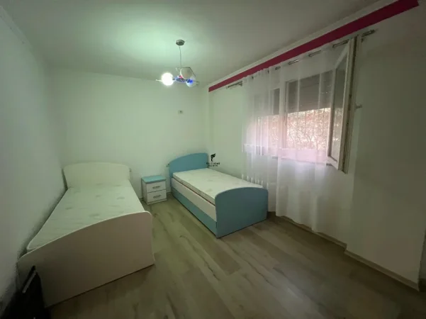 Tirane, jepet me qera apartament 3+1 Kati 2, 120 m² 600 € (LAPRAKE)