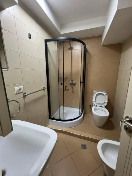 Tirane, jepet me qera apartament 3+1 Kati 2, 120 m² 600 € (LAPRAKE)