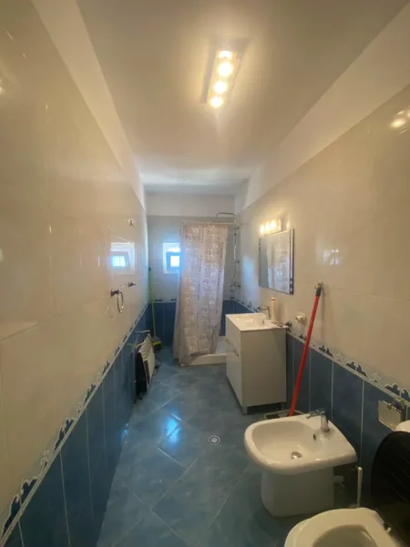 Tirane, jepet me qera apartament 2+1+Ballkon Kati 4, 105 m² 650 € (21 Dhjetori)