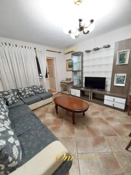 Tirane, jepet me qera apartament 1+1 Kati 3, 90 m² 550 € (KOMUNA E PARISIT)