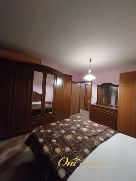 Tirane, jepet me qera apartament 1+1 Kati 3, 90 m² 550 € (KOMUNA E PARISIT)