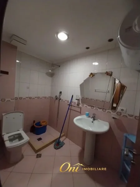 Tirane, jepet me qera apartament 1+1 Kati 3, 90 m² 550 € (KOMUNA E PARISIT)