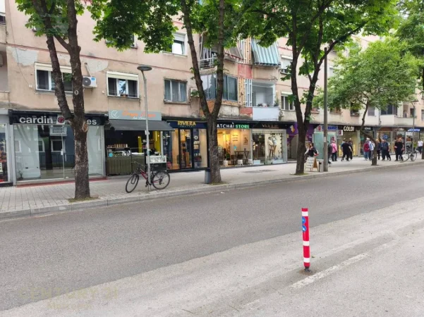 Tirane, jap me qera dyqan Kati 0, 42 m² 1.700 € (Drejtoria e Policise)
