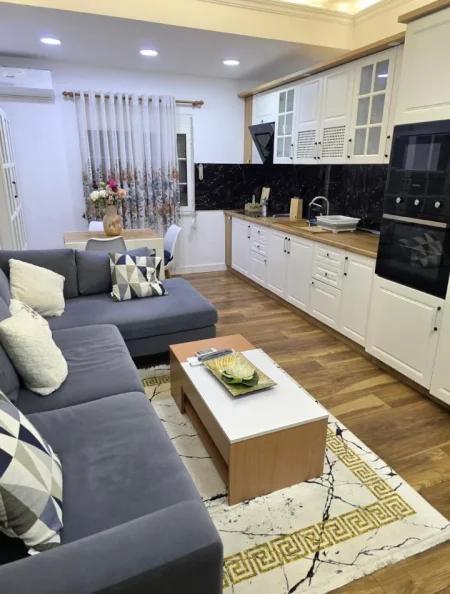 Tirane, jepet me qera apartament 1+1 , 70 m² 650 € (RRUGA KOSOVAREVE)
