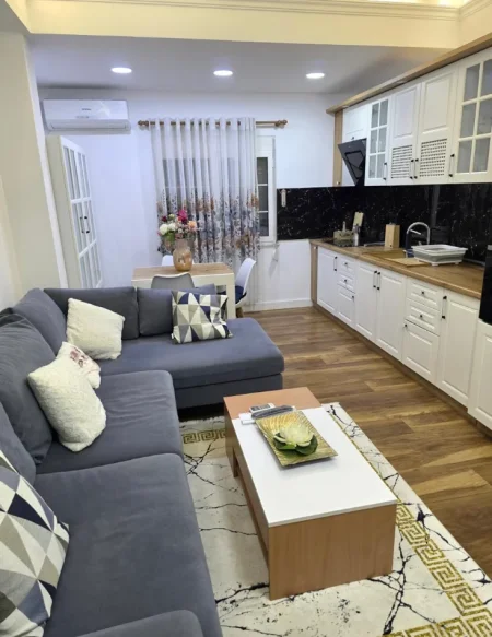 Tirane, jepet me qera apartament 1+1 , 70 m² 650 € (RRUGA KOSOVAREVE)