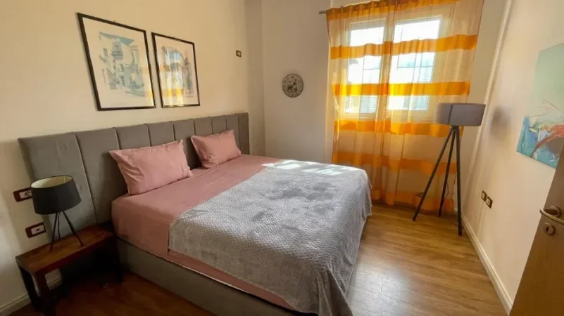 Tirane, jepet me qera apartament 1+1+Ballkon Kati 7, 75 m² 650 € (Pazari i Ri)