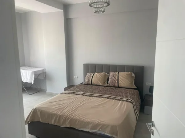 Tirane, jepet me qera apartament 2+1 Kati 5, 110 m² 700 € (BRRYLI)