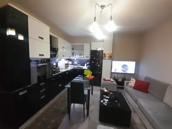 Tirane, jepet me qera apartament 1+1 Kati 4, 70 m² 500 € (Casa Italia)