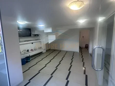 Durres, jepet me qera ambjent biznesi Kati 0, 72 m² 600 € (Prane Ukd, Durrës)