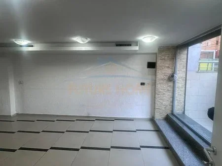 Durres, jepet me qera ambjent biznesi Kati 0, 72 m² 600 € (Prane Ukd, Durrës)