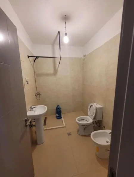 Tirane, jepet me qera apartament 2+1 Kati 3, 110 m² 450 € (Rruga 5 Maji)