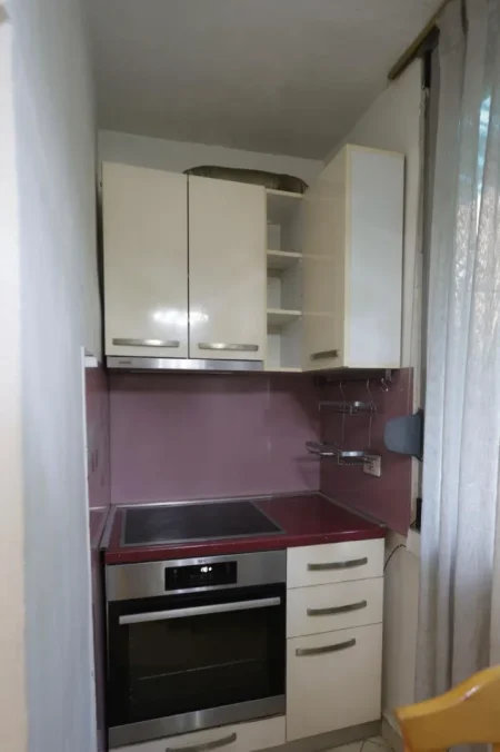 Tirane, jepet me qera apartament 2+1 Kati 2, 75 m² 550 € (PRANE MARTENITETIT)
