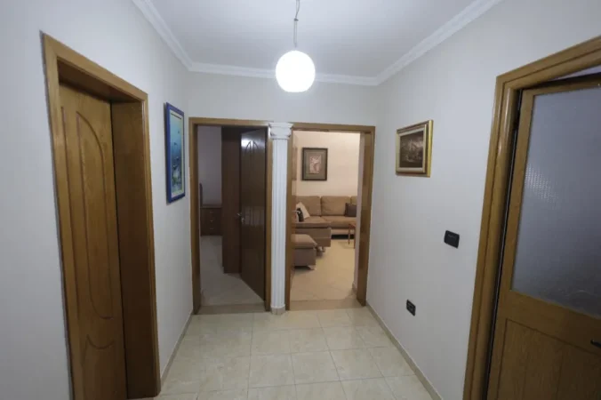 Tirane, jepet me qera apartament 2+1 Kati 2, 75 m² 550 € (PRANE MARTENITETIT)