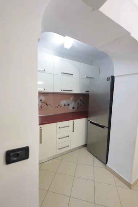 Tirane, jepet me qera apartament 2+1 Kati 2, 75 m² 550 € (PRANE MARTENITETIT)