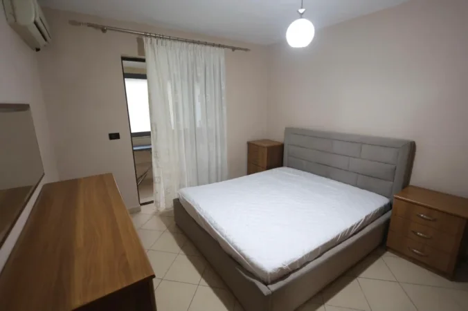 Tirane, jepet me qera apartament 2+1 Kati 2, 75 m² 550 € (PRANE MARTENITETIT)