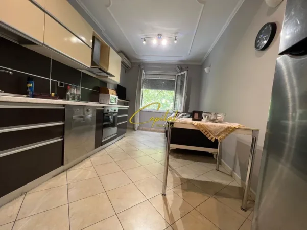 Tirane, jepet me qera apartament 1+1 Kati 3, 50 m² 550 € (BLLOKU)