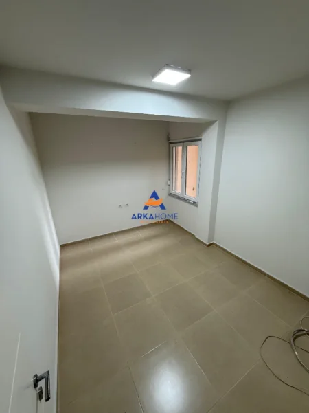 Tirane, jepet me qera ambjent biznesi Kati 2, 93 m² 1.000 € 