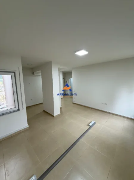 Tirane, jepet me qera ambjent biznesi Kati 2, 93 m² 1.000 € 