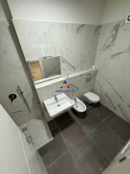 Tirane, jepet me qera ambjent biznesi Kati 2, 93 m² 1.000 € 