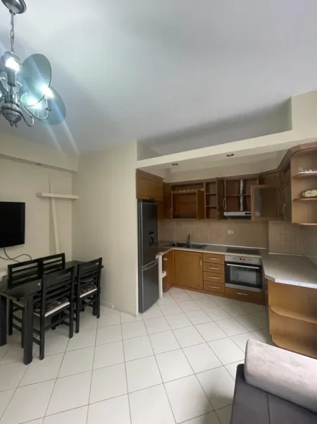 Tirane, jepet me qera apartament 2+1+Ballkon Kati 4, 80 m² 450 € (Rruga Teodor Keko, Astir)