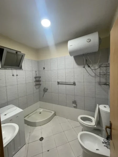 Tirane, jepet me qera apartament 2+1 Kati 4, 480 € (Astir)