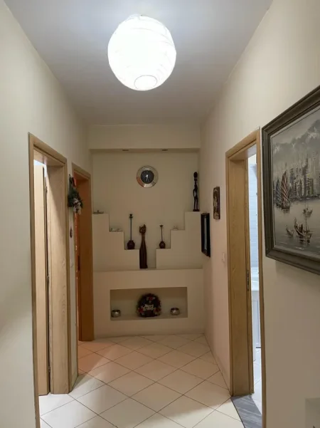 Tirane, jepet me qera apartament 2+1 Kati 4, 480 € (Astir)