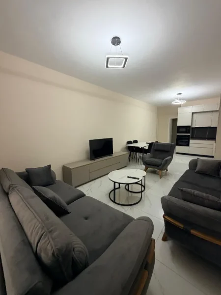 Tirane, jepet me qera apartament 2+1+Ballkon Kati 7, 95 m² 400 € (Apartament 2+1 Per Qera Kamez Bushgjoka Prane Rruges I Mobiluar)