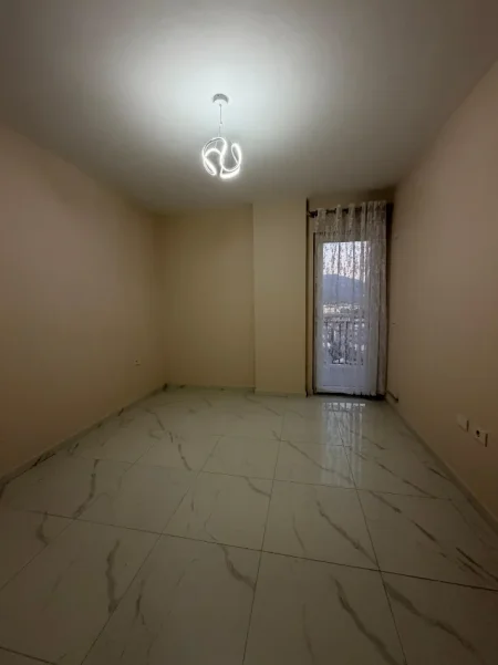 Tirane, jepet me qera apartament 2+1+Ballkon Kati 7, 95 m² 400 € (Apartament 2+1 Per Qera Kamez Bushgjoka Prane Rruges I Mobiluar)