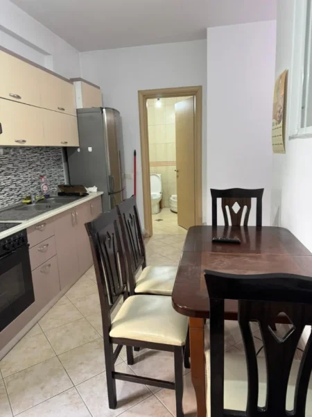 Tirane, jepet me qera apartament 1+1 Kati 2, 55 m² 500 € (Komuna e Parisit)