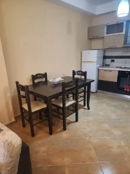 Tirane, jepet me qera apartament 1+1 Kati 4, 50 m² 380 € (Fresku)