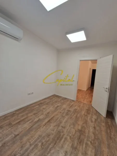 Tirane, jepet me qera ambjent biznesi Kati 1, 75 m² 600 € (ZOGU I ZI)