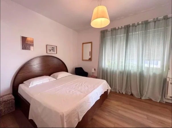 Tirane, jepet me qera apartament 2+1+Ballkon Kati 5, 111 m² 1.000 € (Liqeni i Thate)