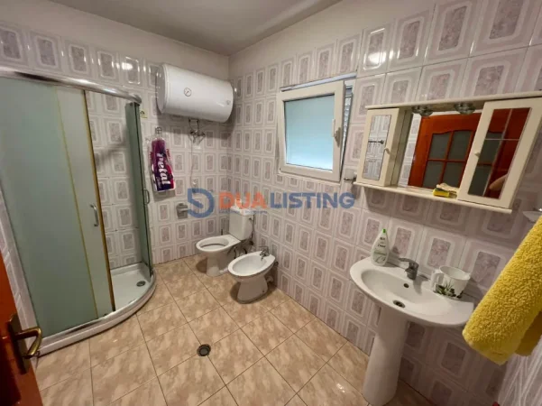 Tirane, jepet me qera apartament 2+1 , 700 € 