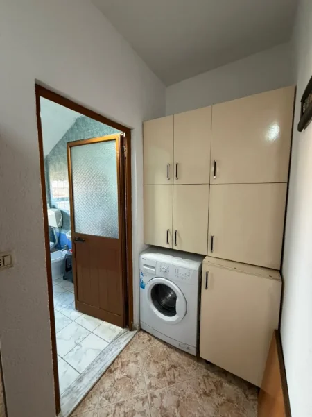 Tirane, jepet me qera apartament 2+1 Kati 5, (laprak)