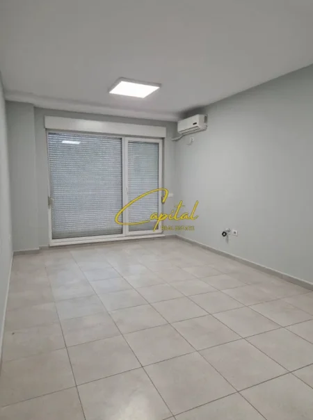 Tirane, jepet me qera zyre Kati 7, 55 m² 400 € (ISH PARKU)