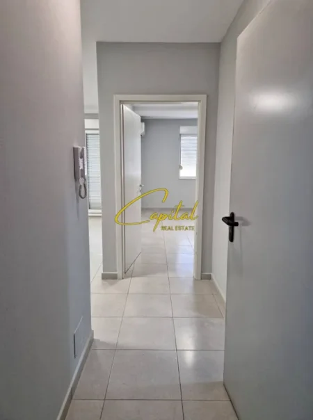 Tirane, jepet me qera zyre Kati 7, 55 m² 400 € (ISH PARKU)