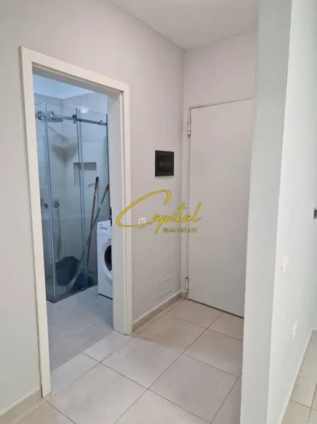 Tirane, jepet me qera zyre Kati 7, 55 m² 400 € (ISH PARKU)