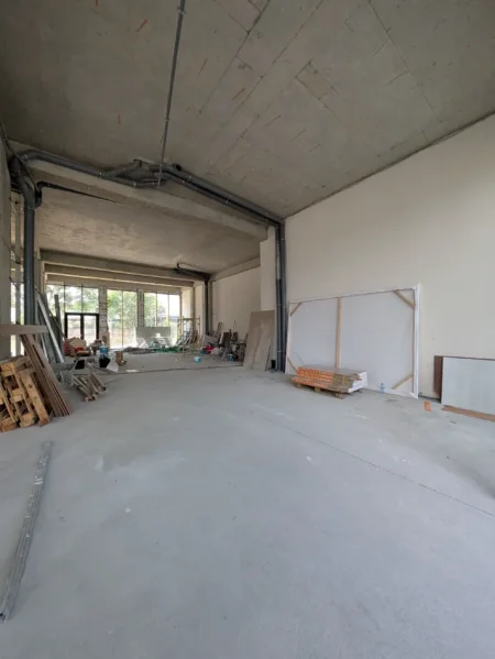 Tirane, jepet me qera ambjent biznesi Kati 1, 160 m² 4.000 € (Sheshi Shqiponja)