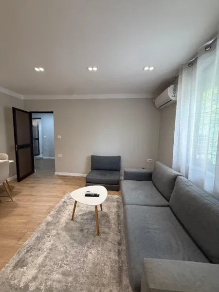 Tirane, jepet me qera shtepi 1+1 Kati 2, 60 m² 60.000 Leke/Muaj, Prane Shkolles se Kuqe