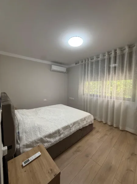 Tirane, jepet me qera shtepi 1+1 Kati 2, 60 m² 60.000 Leke/Muaj, Prane Shkolles se Kuqe