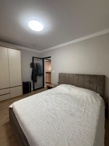 Tirane, jepet me qera shtepi 1+1 Kati 2, 60 m² 60.000 Leke/Muaj, Prane Shkolles se Kuqe