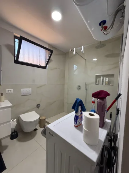 Tirane, jepet me qera shtepi 1+1 Kati 2, 60 m² 60.000 Leke/Muaj, Prane Shkolles se Kuqe