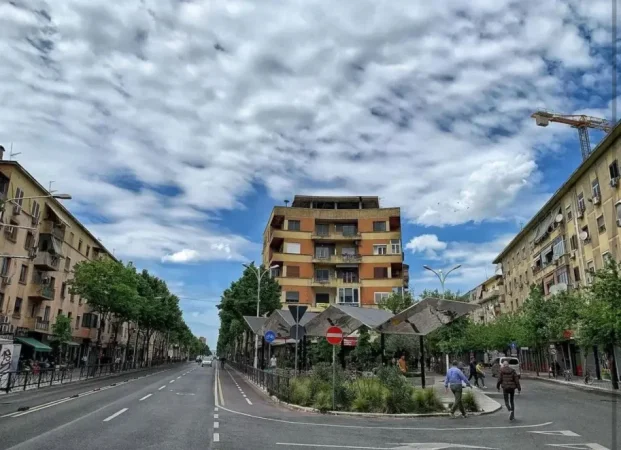 Tirane, jepet me qera zyre Kati 3, 52 m² 600 € (Kafe Flora)