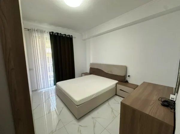 Tirane, jepet me qera apartament 1+1+Ballkon Kati 4, 77 m² 500 € (Rruga Sokrat Miho)