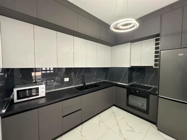 Tirane, jepet me qera apartament 1+1+Ballkon Kati 4, 77 m² 500 € (Rruga Sokrat Miho)