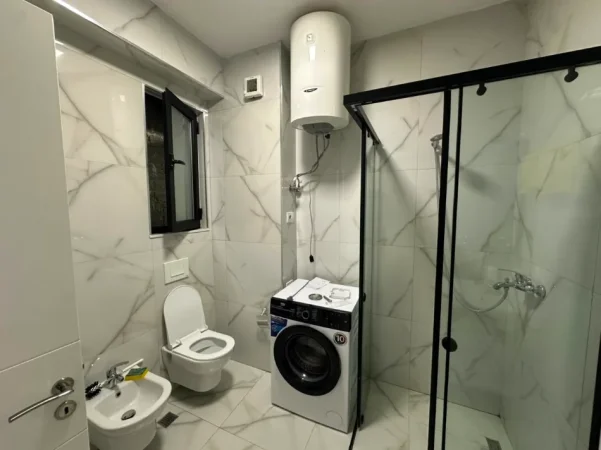 Tirane, jepet me qera apartament 1+1+Ballkon Kati 4, 77 m² 500 € (Rruga Sokrat Miho)