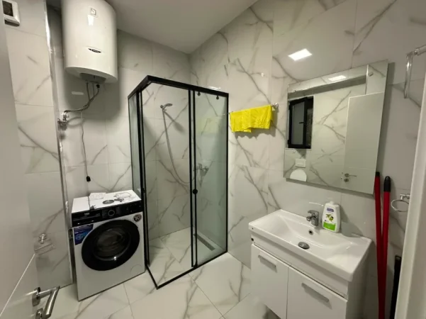 Tirane, jepet me qera apartament 1+1+Ballkon Kati 4, 77 m² 500 € (Rruga Sokrat Miho)